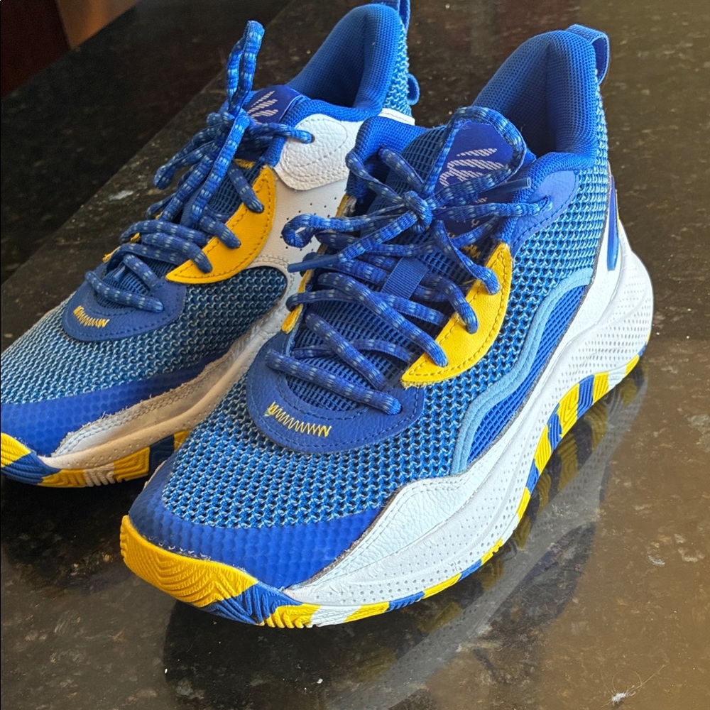 Curry basketball shoes. 6.5 Y